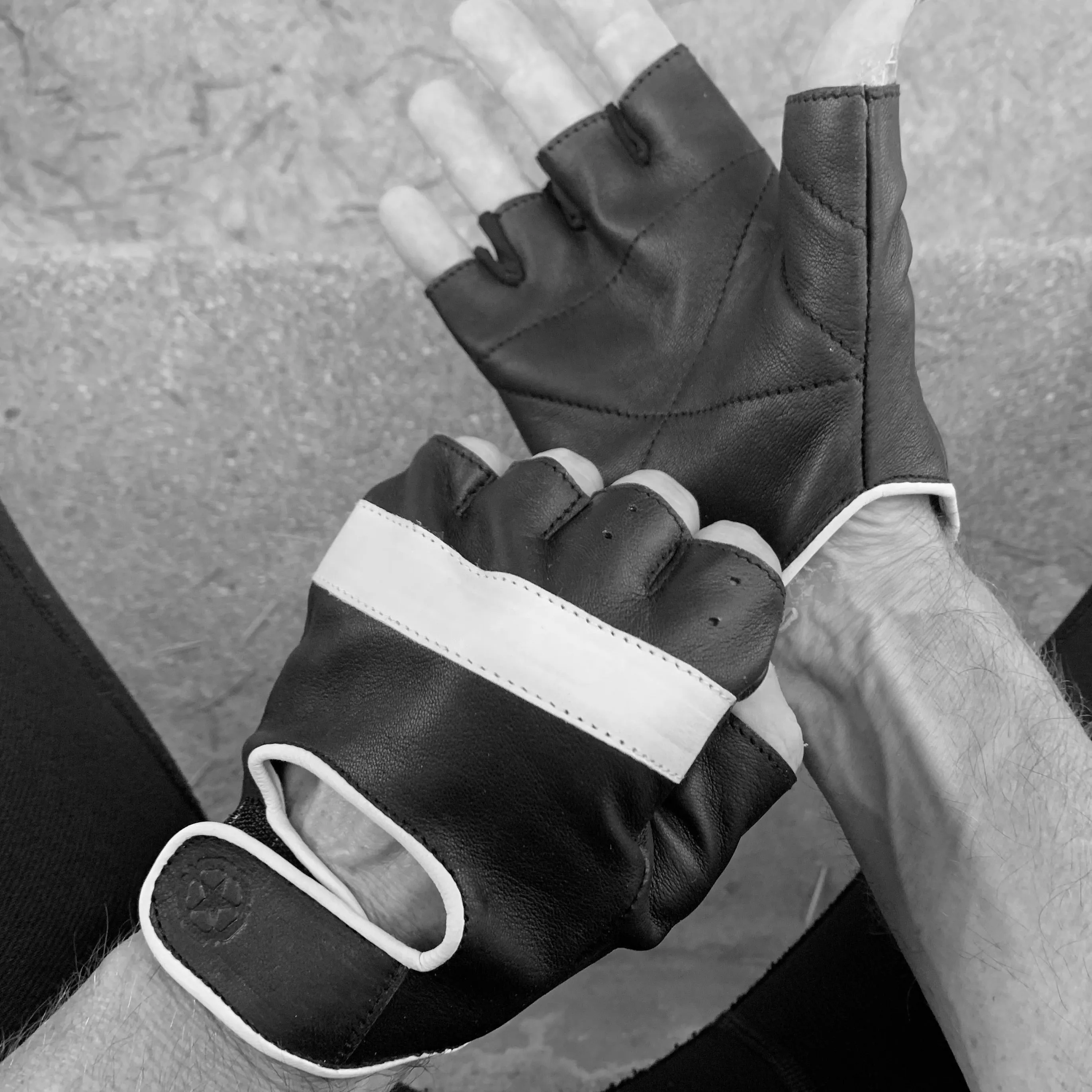 Harry Half Finger Gloves, Black / White