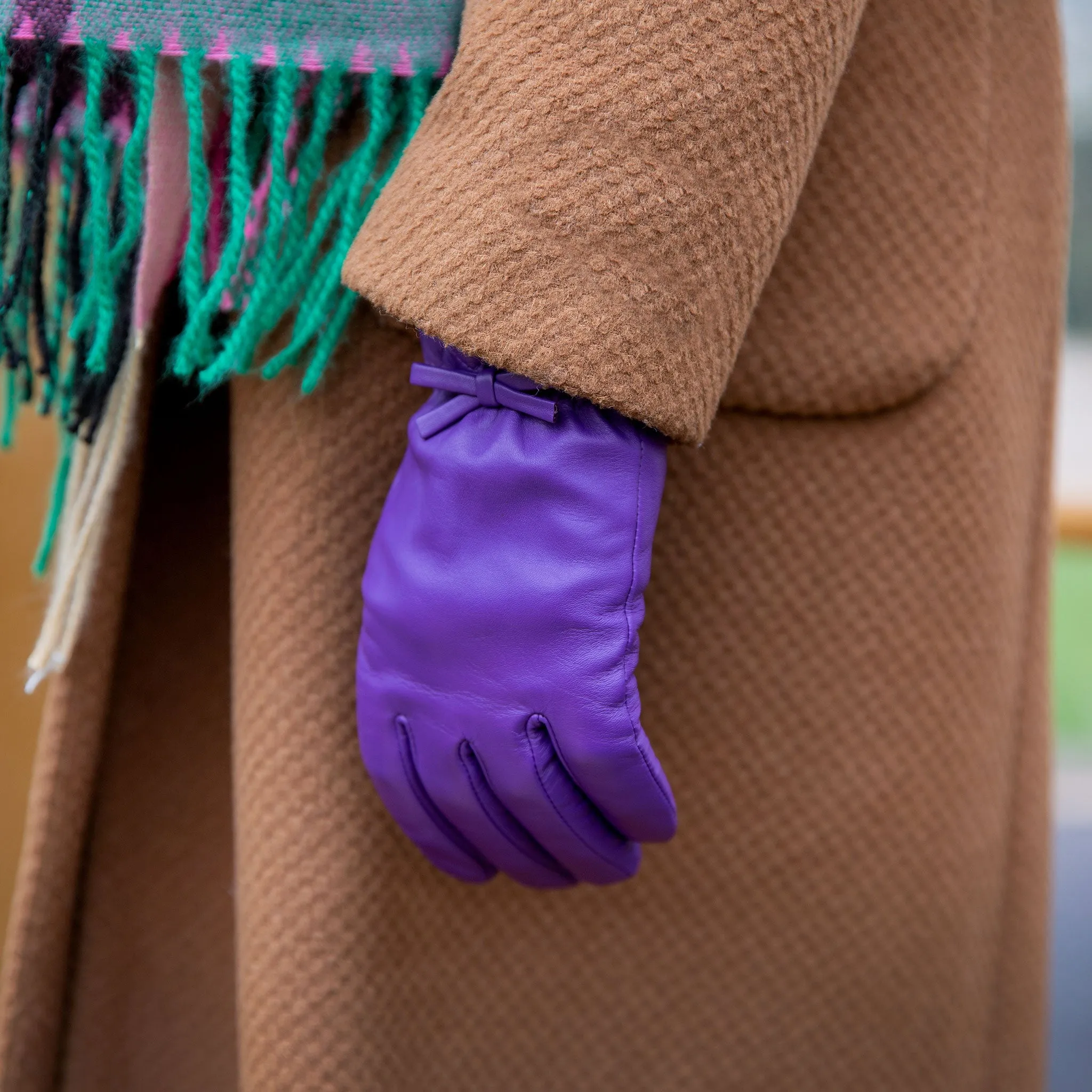 Women’s Wool-Lined Leather Gloves with Quilted Cuffs and Bow